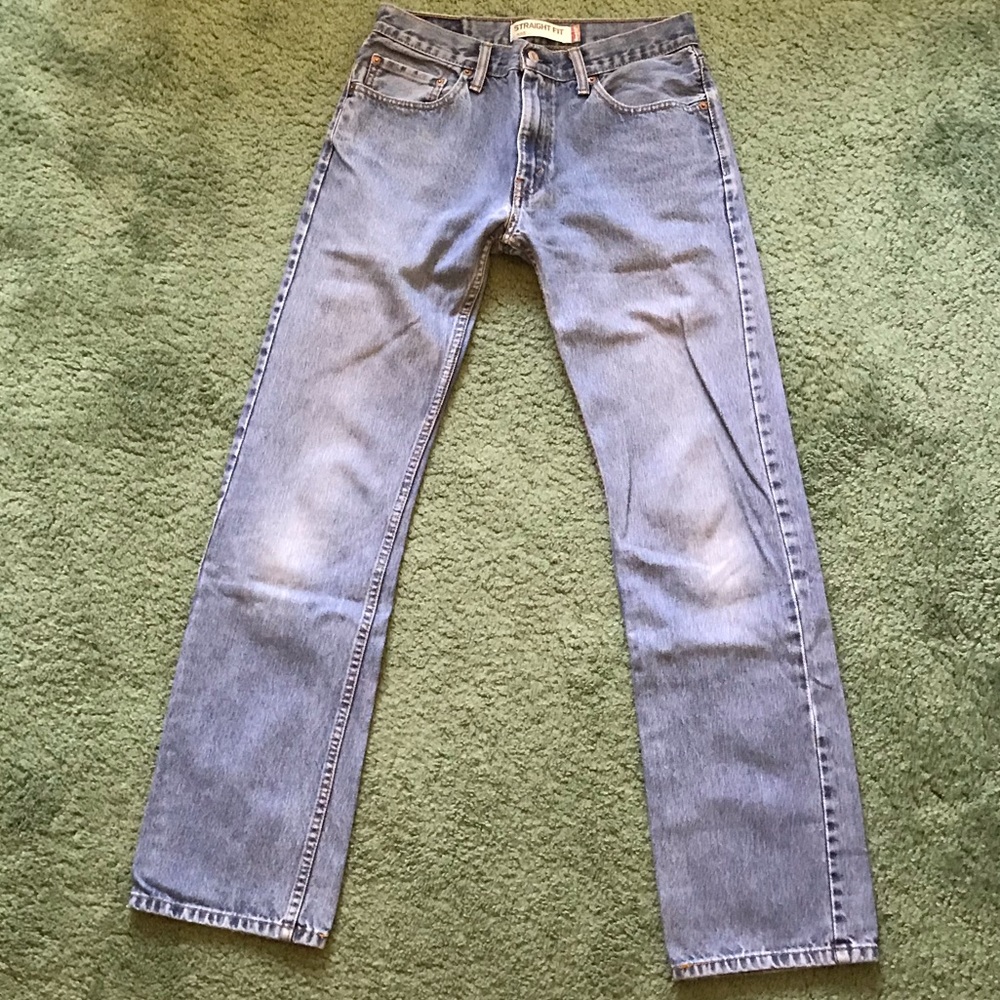 Vintage light blue wash Levi’s 505s! Mid-Rise!